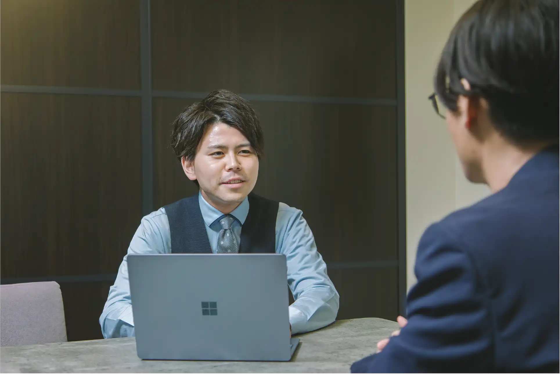 お客さんと話している画像