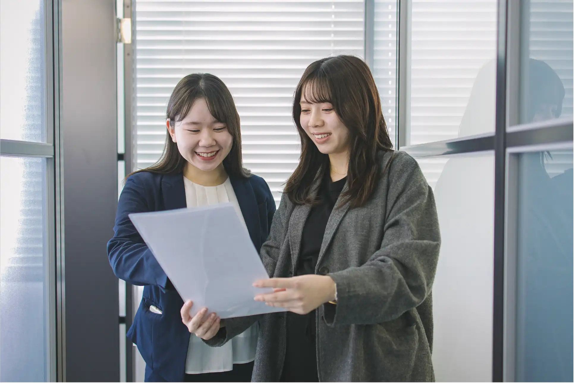 従業員同士で相談している画像